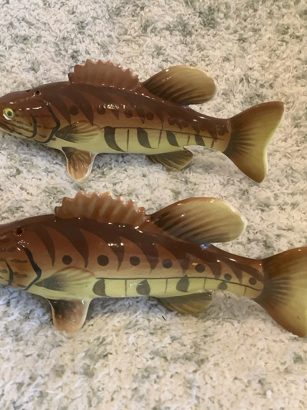 Small Mouth Black Bass Fishing Salt n Pepper Shakers Set of 2 Vintage RS 5.5x 2. - Picture 3 of 16